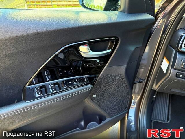 Черный Киа Niro, объемом двигателя 64 л и пробегом 85 тыс. км за 19500 $, фото 4 на Automoto.ua