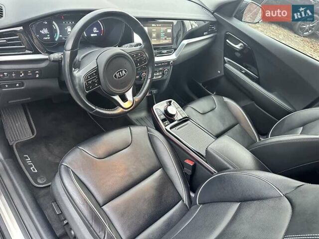 Чорний Кіа Niro, об'ємом двигуна 0 л та пробігом 104 тис. км за 20923 $, фото 12 на Automoto.ua