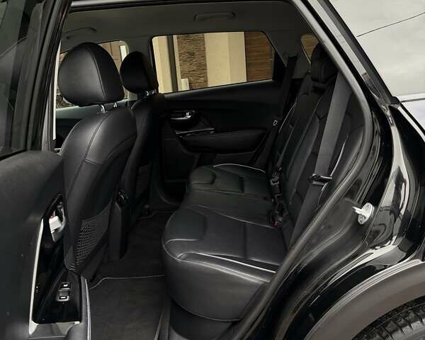 Чорний Кіа Niro, об'ємом двигуна 0 л та пробігом 89 тис. км за 20799 $, фото 62 на Automoto.ua