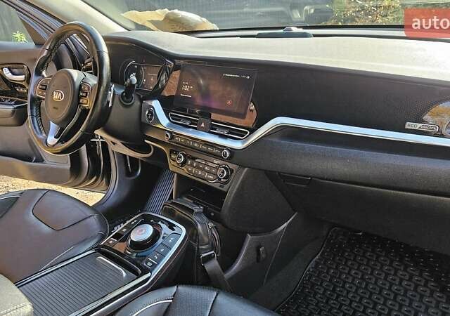 Киа Niro 2020 в Радомышле на Automoto.ua Черный Киа Niro, объемом двигателя 0 л и пробегом 139 тыс. км за 19600 $, фото 23 на Automoto.ua