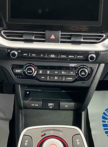 Чорний Кіа Niro, об'ємом двигуна 0 л та пробігом 70 тис. км за 22350 $, фото 26 на Automoto.ua