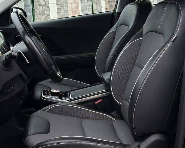 Чорний Кіа Niro, об'ємом двигуна 0 л та пробігом 130 тис. км за 18300 $, фото 38 на Automoto.ua