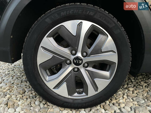 Чорний Кіа Niro, об'ємом двигуна 0 л та пробігом 64 тис. км за 23700 $, фото 31 на Automoto.ua