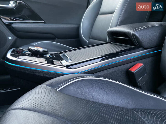 Чорний Кіа Niro, об'ємом двигуна 0 л та пробігом 64 тис. км за 22700 $, фото 7 на Automoto.ua