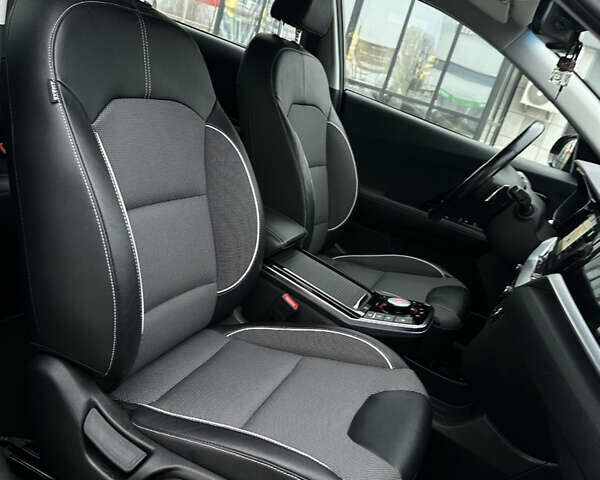 Чорний Кіа Niro, об'ємом двигуна 0 л та пробігом 130 тис. км за 18300 $, фото 54 на Automoto.ua