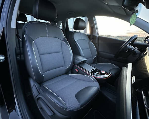 Чорний Кіа Niro, об'ємом двигуна 0 л та пробігом 98 тис. км за 19400 $, фото 28 на Automoto.ua