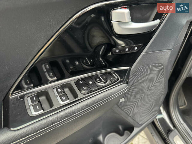 Чорний Кіа Niro, об'ємом двигуна 0 л та пробігом 109 тис. км за 17499 $, фото 12 на Automoto.ua