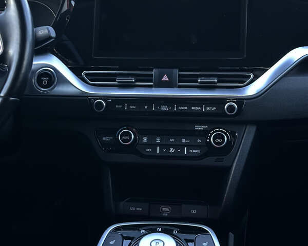 Чорний Кіа Niro, об'ємом двигуна 0 л та пробігом 98 тис. км за 19400 $, фото 42 на Automoto.ua