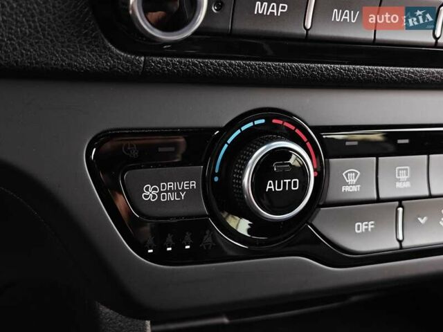 Чорний Кіа Niro, об'ємом двигуна 0 л та пробігом 115 тис. км за 20700 $, фото 27 на Automoto.ua