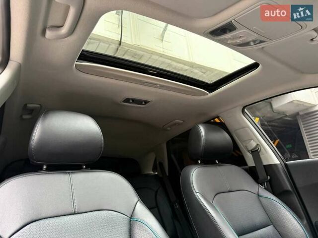 Чорний Кіа Niro, об'ємом двигуна 0 л та пробігом 89 тис. км за 22990 $, фото 14 на Automoto.ua