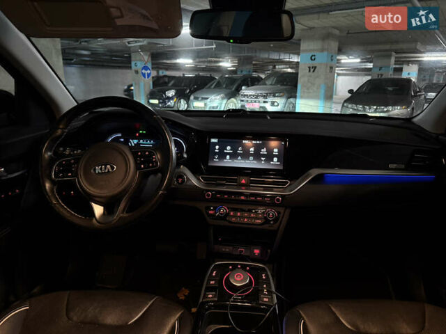 Чорний Кіа Niro, об'ємом двигуна 0 л та пробігом 107 тис. км за 18999 $, фото 8 на Automoto.ua
