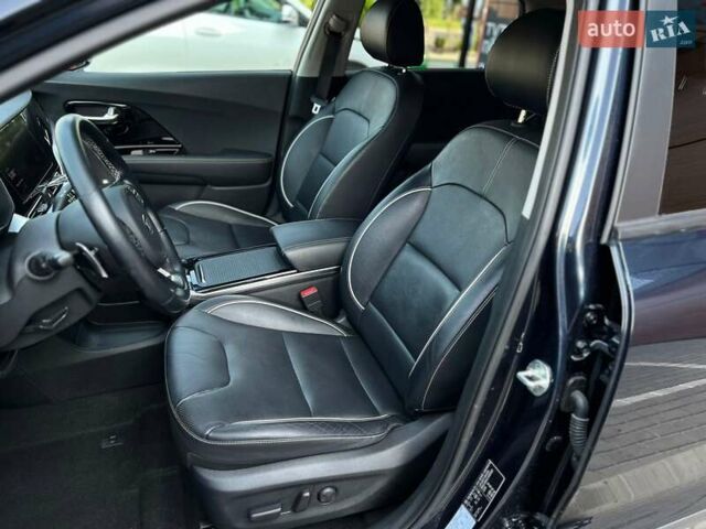 Чорний Кіа Niro, об'ємом двигуна 0 л та пробігом 110 тис. км за 18880 $, фото 8 на Automoto.ua