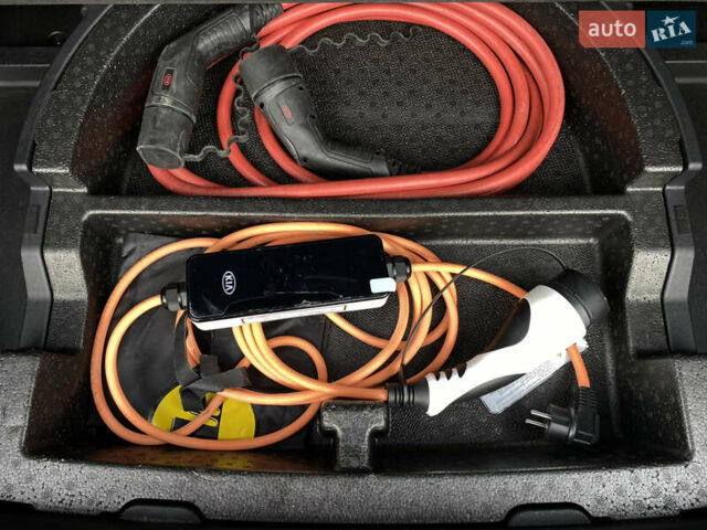 Чорний Кіа Niro, об'ємом двигуна 0 л та пробігом 64 тис. км за 23700 $, фото 94 на Automoto.ua