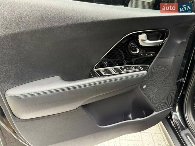 Чорний Кіа Niro, об'ємом двигуна 0 л та пробігом 89 тис. км за 22990 $, фото 19 на Automoto.ua