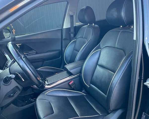 Чорний Кіа Niro, об'ємом двигуна 0 л та пробігом 108 тис. км за 19300 $, фото 16 на Automoto.ua