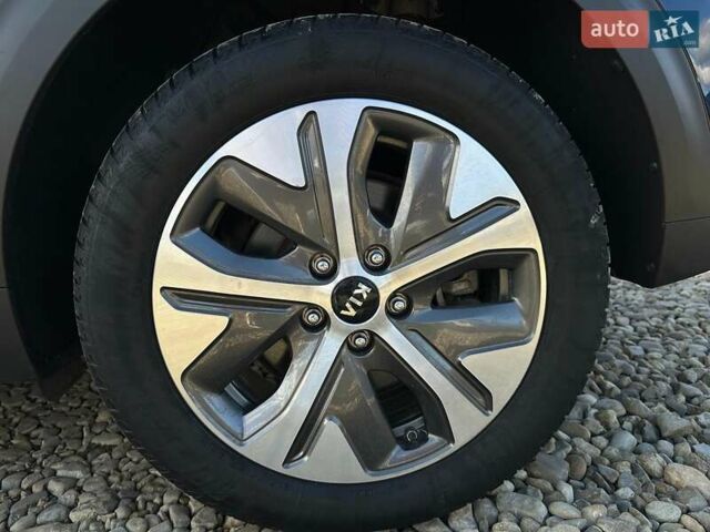 Чорний Кіа Niro, об'ємом двигуна 0 л та пробігом 68 тис. км за 24200 $, фото 28 на Automoto.ua