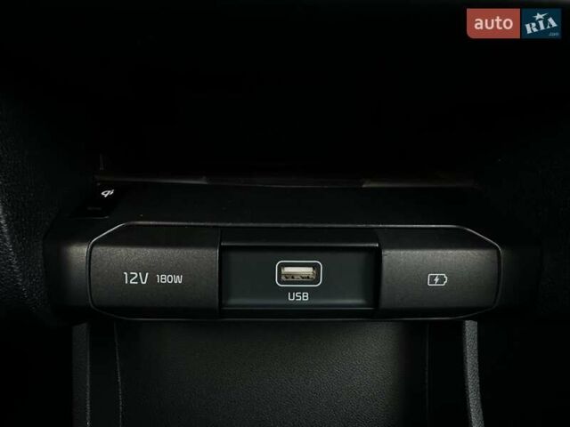 Чорний Кіа Niro, об'ємом двигуна 0 л та пробігом 68 тис. км за 24200 $, фото 12 на Automoto.ua