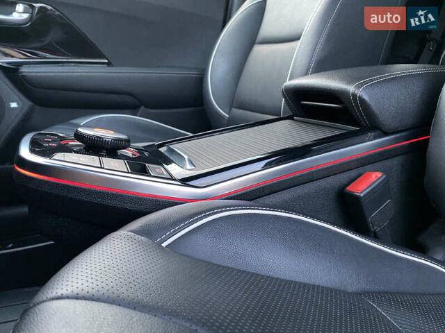 Чорний Кіа Niro, об'ємом двигуна 0 л та пробігом 64 тис. км за 22700 $, фото 6 на Automoto.ua