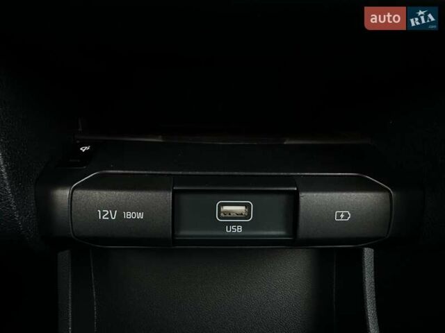 Чорний Кіа Niro, об'ємом двигуна 0 л та пробігом 68 тис. км за 24200 $, фото 67 на Automoto.ua