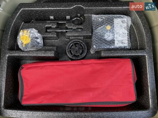 Чорний Кіа Niro, об'ємом двигуна 0 л та пробігом 88 тис. км за 21900 $, фото 58 на Automoto.ua