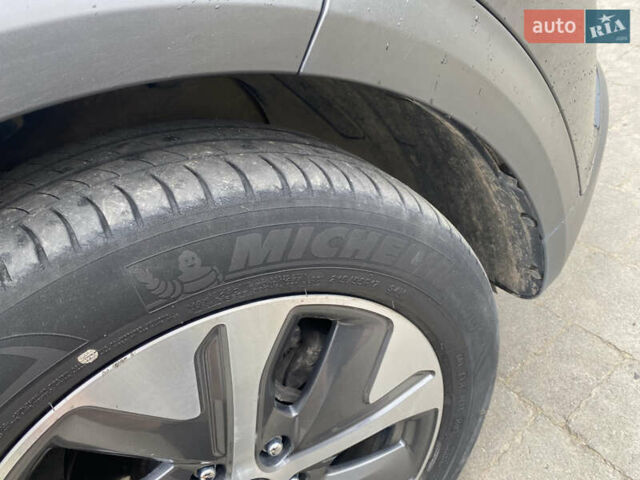 Чорний Кіа Niro, об'ємом двигуна 0 л та пробігом 139 тис. км за 16600 $, фото 7 на Automoto.ua
