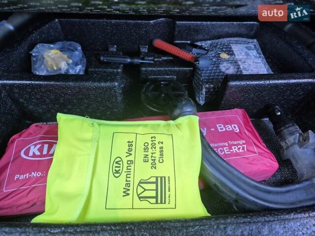 Черный Киа Niro, объемом двигателя 0 л и пробегом 132 тыс. км за 19449 $, фото 22 на Automoto.ua