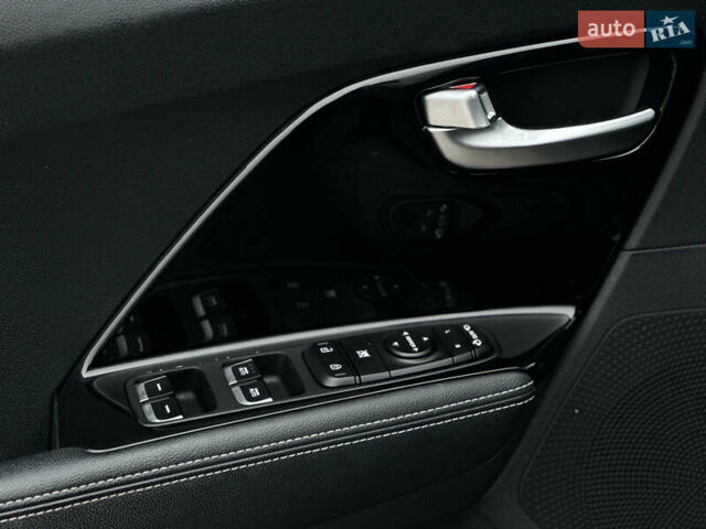 Чорний Кіа Niro, об'ємом двигуна 0 л та пробігом 130 тис. км за 18300 $, фото 37 на Automoto.ua