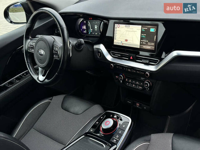 Чорний Кіа Niro, об'ємом двигуна 0 л та пробігом 130 тис. км за 18300 $, фото 63 на Automoto.ua