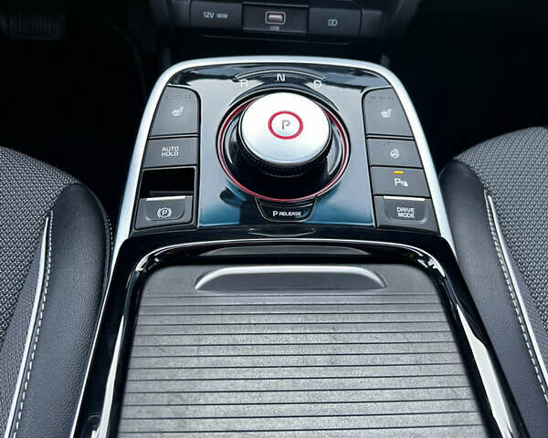 Чорний Кіа Niro, об'ємом двигуна 0 л та пробігом 65 тис. км за 16499 $, фото 36 на Automoto.ua