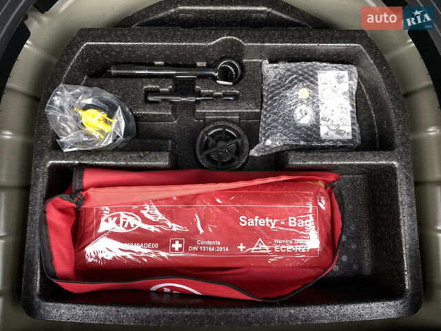 Киа Niro 2020 в Львове на Automoto.ua Черный Киа Niro, объемом двигателя 0 л и пробегом 64 тыс. км за 22700 $, фото 95 на Automoto.ua