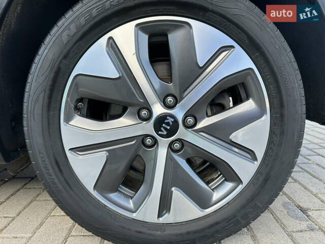 Чорний Кіа Niro, об'ємом двигуна 0 л та пробігом 144 тис. км за 19500 $, фото 29 на Automoto.ua
