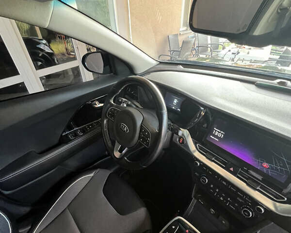 Чорний Кіа Niro, об'ємом двигуна 0 л та пробігом 149 тис. км за 18999 $, фото 13 на Automoto.ua