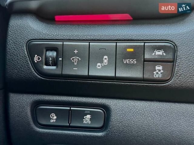 Чорний Кіа Niro, об'ємом двигуна 0 л та пробігом 69 тис. км за 23200 $, фото 12 на Automoto.ua