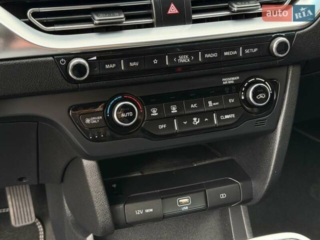 Чорний Кіа Niro, об'ємом двигуна 0 л та пробігом 89 тис. км за 20799 $, фото 54 на Automoto.ua