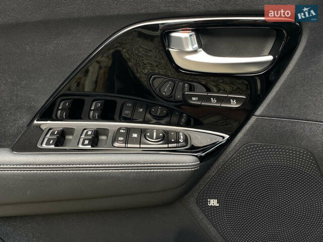 Чорний Кіа Niro, об'ємом двигуна 0 л та пробігом 64 тис. км за 22700 $, фото 9 на Automoto.ua