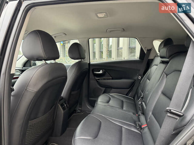 Чорний Кіа Niro, об'ємом двигуна 0 л та пробігом 109 тис. км за 17499 $, фото 16 на Automoto.ua