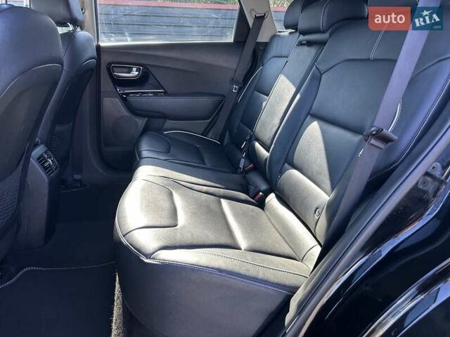 Чорний Кіа Niro, об'ємом двигуна 0 л та пробігом 135 тис. км за 18800 $, фото 10 на Automoto.ua