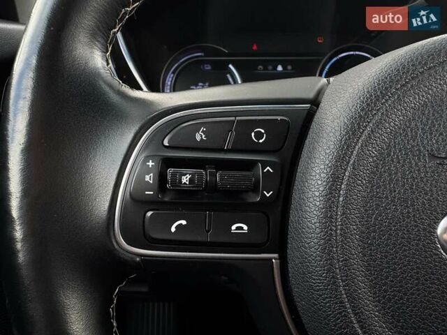 Чорний Кіа Niro, об'ємом двигуна 0 л та пробігом 69 тис. км за 23200 $, фото 8 на Automoto.ua