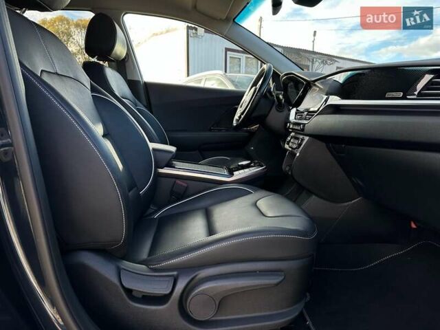 Чорний Кіа Niro, об'ємом двигуна 0 л та пробігом 68 тис. км за 24200 $, фото 88 на Automoto.ua