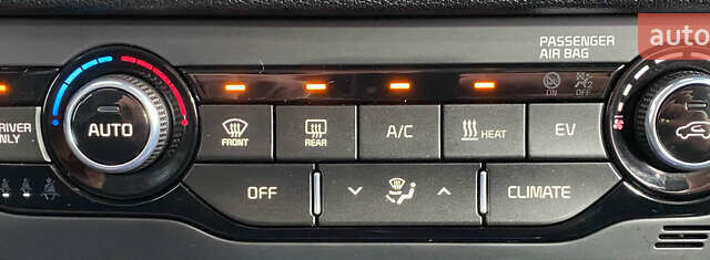 Чорний Кіа Niro, об'ємом двигуна 0 л та пробігом 70 тис. км за 22350 $, фото 25 на Automoto.ua