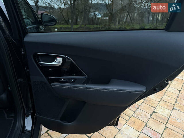 Чорний Кіа Niro, об'ємом двигуна 0 л та пробігом 138 тис. км за 19750 $, фото 56 на Automoto.ua