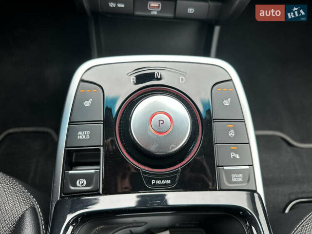 Чорний Кіа Niro, об'ємом двигуна 0 л та пробігом 154 тис. км за 19799 $, фото 20 на Automoto.ua