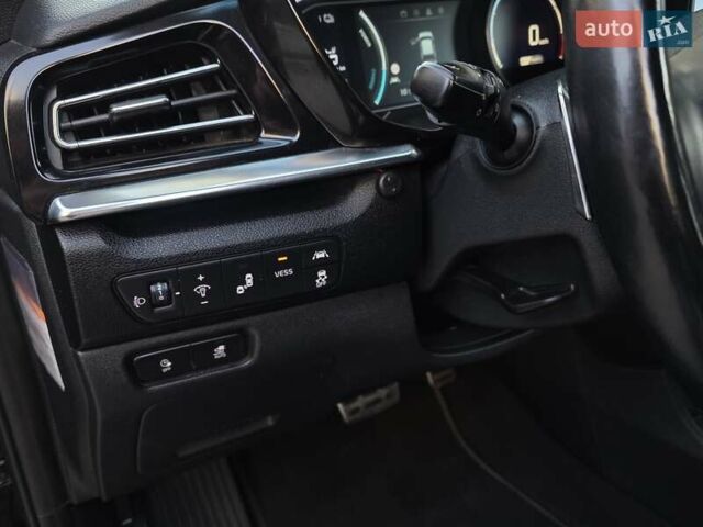 Чорний Кіа Niro, об'ємом двигуна 0 л та пробігом 141 тис. км за 18999 $, фото 24 на Automoto.ua