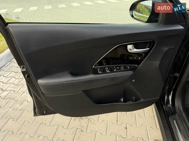 Чорний Кіа Niro, об'ємом двигуна 0 л та пробігом 84 тис. км за 19200 $, фото 16 на Automoto.ua