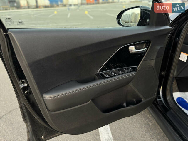 Чорний Кіа Niro, об'ємом двигуна 0 л та пробігом 155 тис. км за 20300 $, фото 28 на Automoto.ua