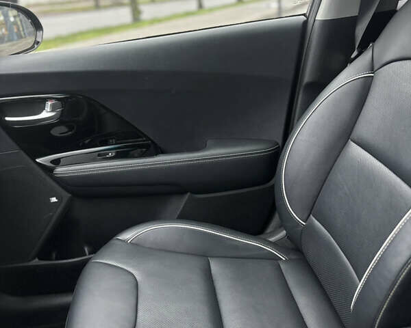 Чорний Кіа Niro, об'ємом двигуна 0 л та пробігом 93 тис. км за 18900 $, фото 26 на Automoto.ua