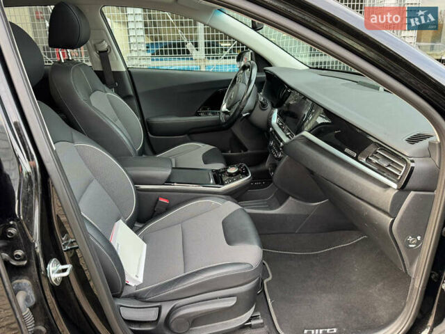 Чорний Кіа Niro, об'ємом двигуна 0 л та пробігом 143 тис. км за 17300 $, фото 3 на Automoto.ua
