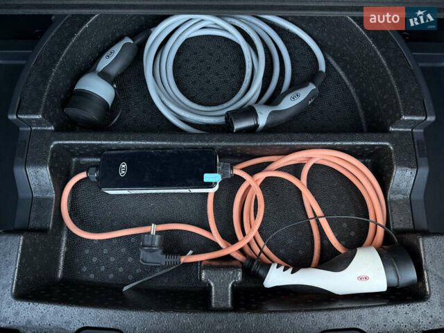 Черный Киа Niro, объемом двигателя 0 л и пробегом 88 тыс. км за 23900 $, фото 102 на Automoto.ua