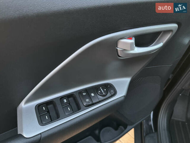 Черный Киа Niro, объемом двигателя 1.58 л и пробегом 62 тыс. км за 25900 $, фото 8 на Automoto.ua