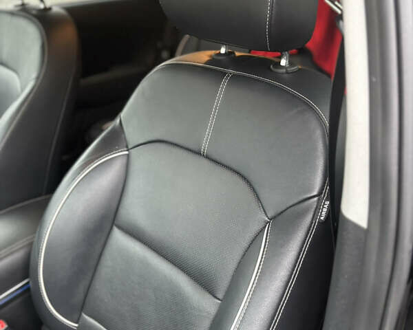 Чорний Кіа Niro, об'ємом двигуна 0 л та пробігом 93 тис. км за 18900 $, фото 12 на Automoto.ua